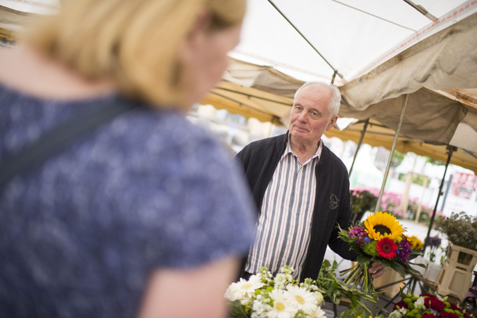 Das Foto zeigt einen Blumenhändler auf dem Marktplatz. Foto: Stadt Recklinghausen