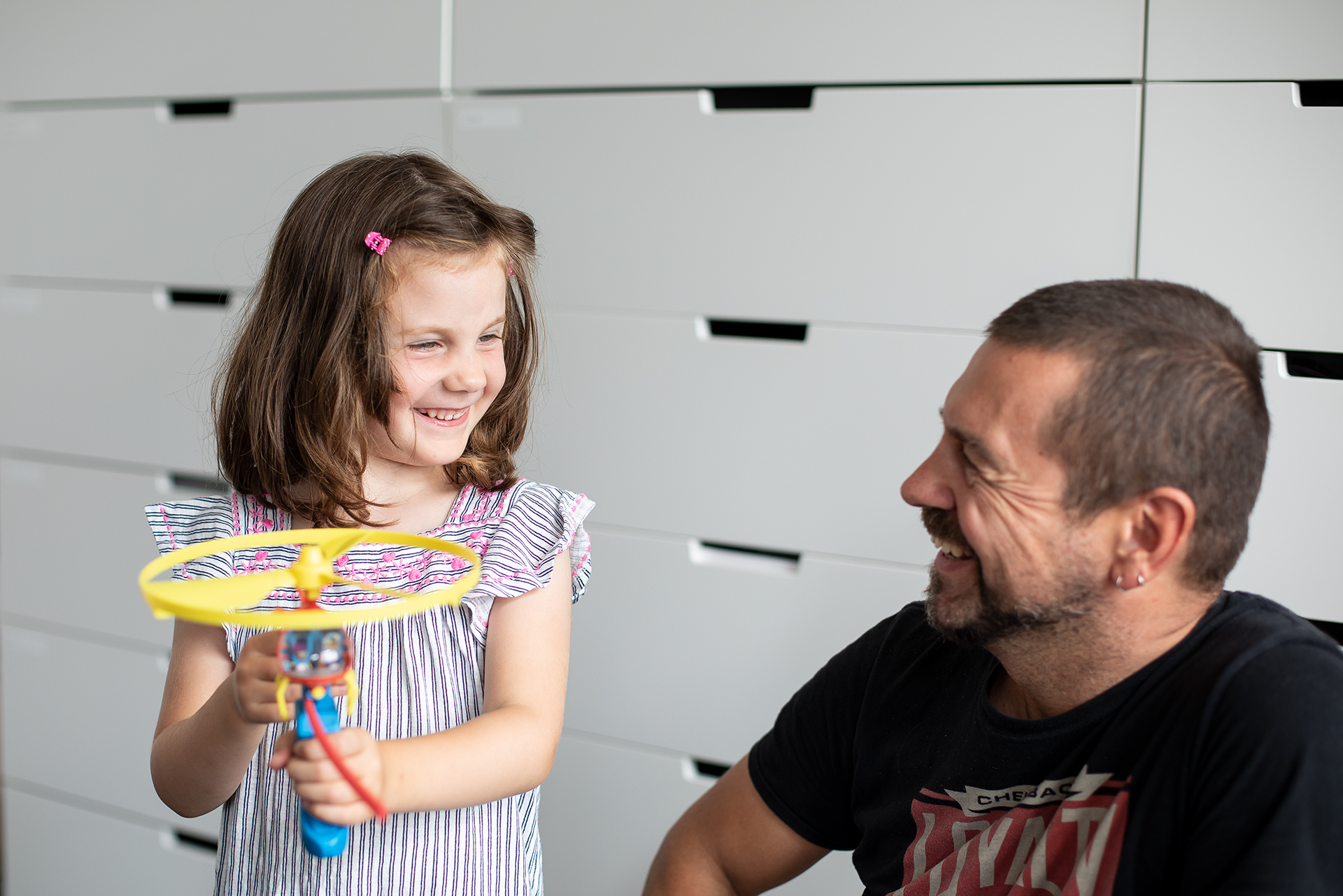 Tom Nassal beim Spielzeugtest mit seiner Tochter Matilda. Foto: Crosscreative