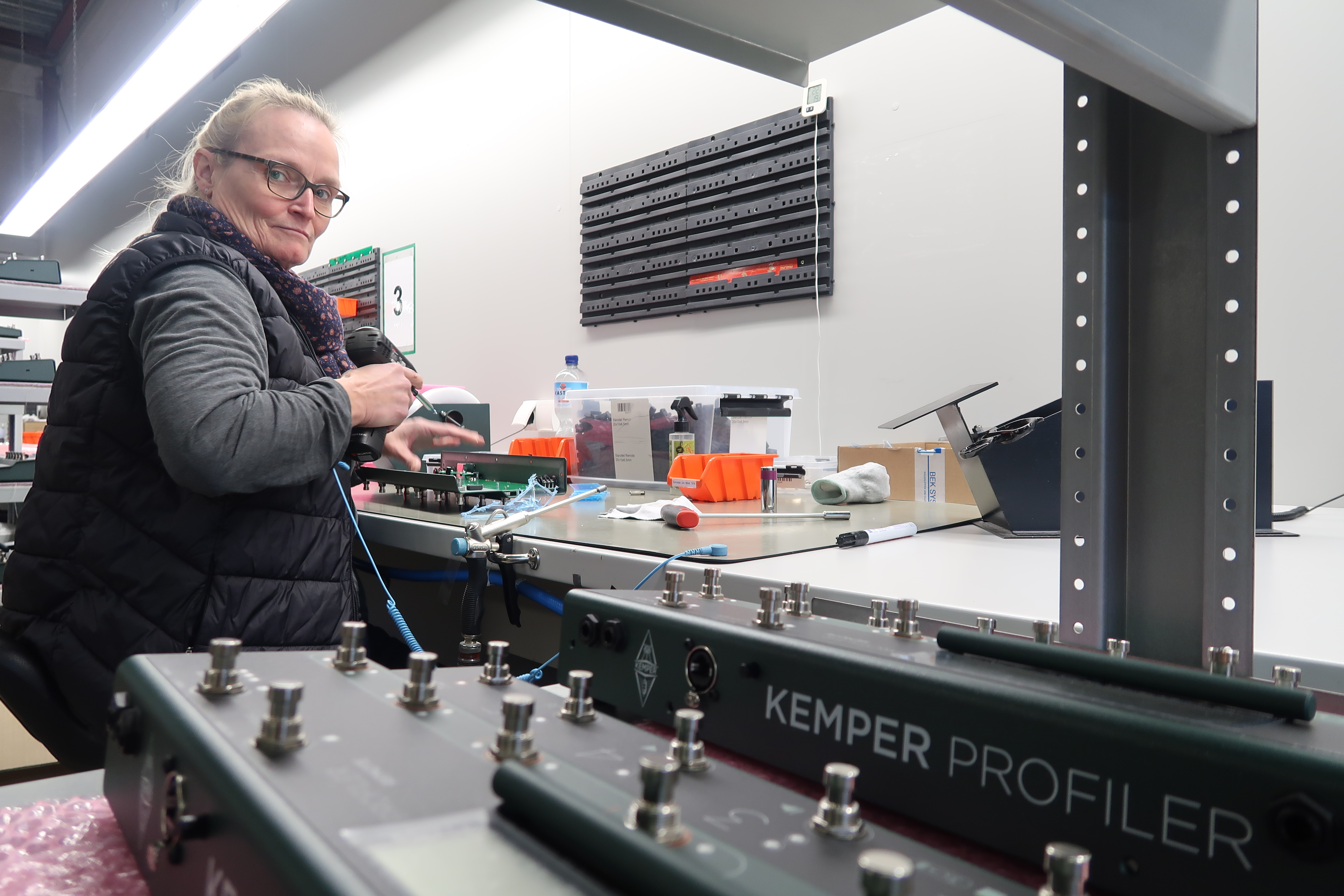 Heike Grotegut, Betriebsleiterin von Access Music Electronics, demonstriert die Montage des Kemper Profiler Remote. Foto: Moduldrei Strategie und Kommunikation GmbH