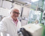 Das Foto zeigt Josef Möller, den Inhaber von Möller Pharma und der Obstsaftkelterei Josef Möller. Foto: Stadt Recklinghausen