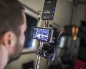 Das Foto zeigt einen Mitarbeiter von Urbanfilm bei den Dreharbeiten für DTE-Systems in Recklinghausen. Foto: Stadt Recklinghausen