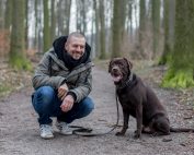 Tom nassal mit Hund „Dude“ beim Spaziergang in Recklinghausen. Foto: Crosscreative