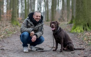 Tom nassal mit Hund „Dude“ beim Spaziergang in Recklinghausen. Foto: Crosscreative